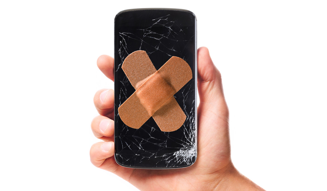 Чем лучше защитить экран. Защита смартфона. Защита экрана смартфона. Разбитый телефон. Защита телефона от повреждений.